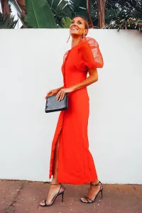 Vestido midi en plumetti rojo con botones y manga farol para