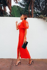 Vestido midi en plumetti rojo con botones y manga farol para
