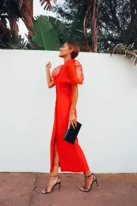 Vestido midi en plumetti rojo con botones y manga farol para