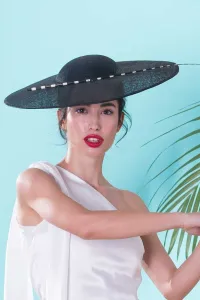 pamela negra con pluma rigida blanca y negra