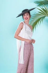 pamela negra con pluma rigida blanca y negra