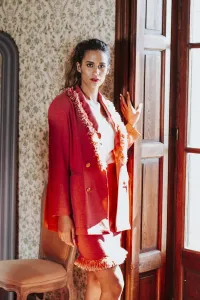 traje rafia chaqueta falda color fresa con flecos