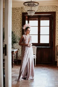 Vestido de fiesta largo con abertura en rosa empolvado