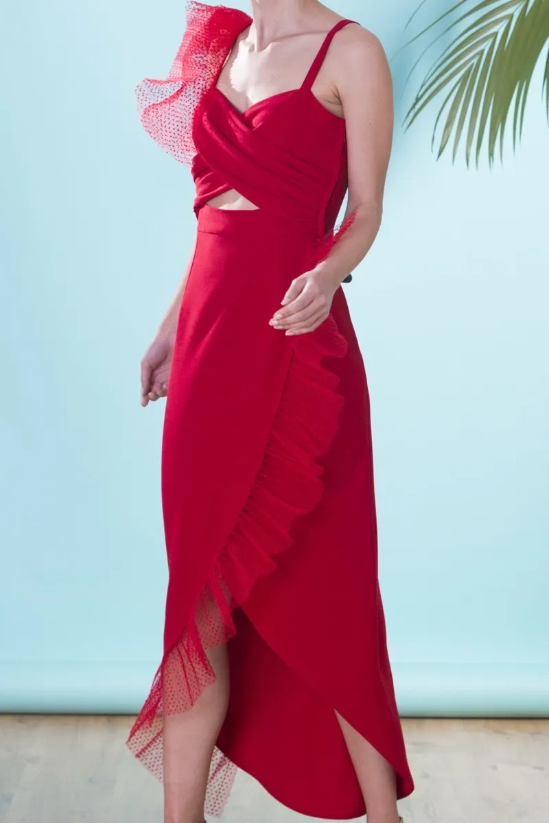 Vestido midi rojo drapeado con volantes de plumetto para invitadas