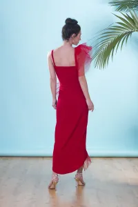Vestido midi rojo drapeado con volantes de plumetto para invitadas