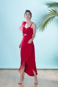 Vestido midi rojo drapeado con volantes de plumetto para invitadas
