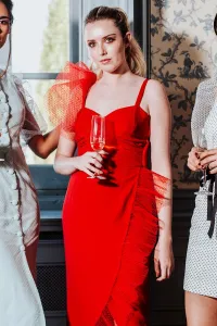 Vestido midi rojo drapeado con volantes de plumetto para invitadas