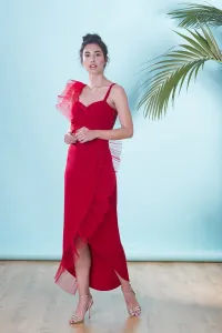 Vestido midi rojo drapeado con volantes de plumetto para invitadas