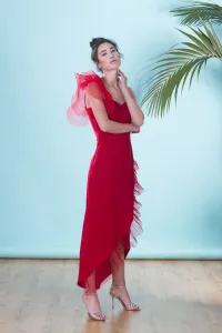 Vestido midi rojo drapeado con volantes de plumetto para invitadas