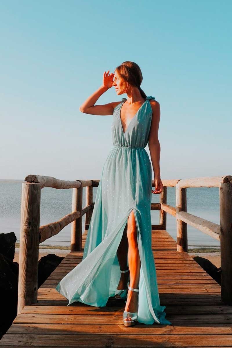 Vestido largo de gasa aguamarina y abertura en la falda, estilo