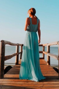Vestido largo de gasa aguamarina y abertura en la falda, estilo