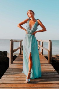 Vestido largo de gasa aguamarina y abertura en la falda, estilo