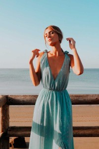 Vestido largo de gasa aguamarina y abertura en la falda, estilo