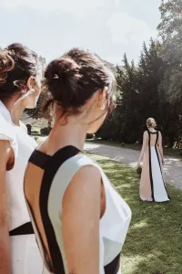 Vestido largo de invitada boda colour block con escote espalda y