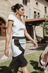 Falda asimetrica de volantes en tres colores para invitadas