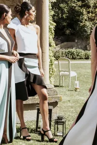 Falda asimetrica de volantes en tres colores para invitadas
