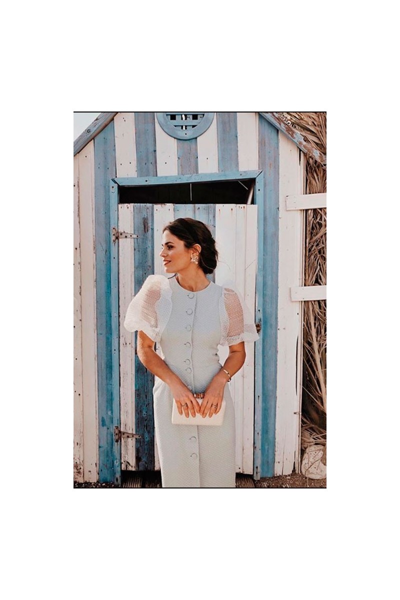 Vestido midi en plumetti aguamarina con botones y manga farol para
