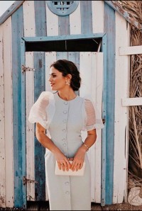 Vestido midi en plumetti aguamarina con botones y manga farol para