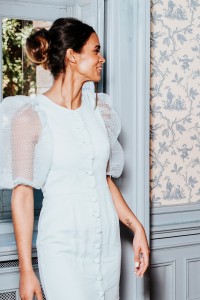Vestido midi en plumetti aguamarina con botones y manga farol para