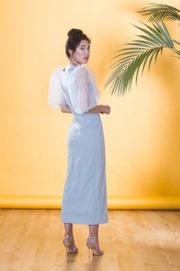 Vestido midi en plumetti aguamarina con botones y manga farol para