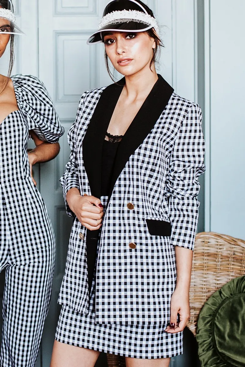 Traje de chaqueta americana y falda corta en cuadro vichy blanco y