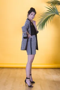 Traje de chaqueta americana y falda corta en cuadro vichy blanco y