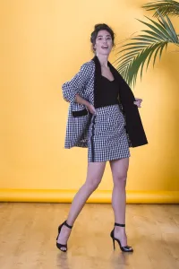 Traje de chaqueta americana y falda corta en cuadro vichy blanco y