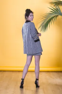 Traje de chaqueta americana y falda corta en cuadro vichy blanco y