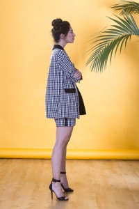 Traje de chaqueta americana y falda corta en cuadro vichy blanco y