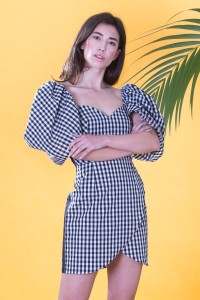 Vestido corto en cuadro vichy  blanco y negro,  escote corazon con