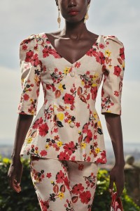 top largo de lino con flores bordadas para invitadas
