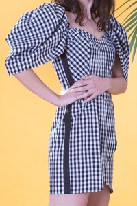 Vestido corto en cuadro vichy  blanco y negro,  escote corazon con