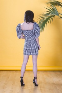 Vestido corto en cuadro vichy  blanco y negro,  escote corazon con