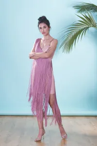 Vestido corto de fiesta rosa asimetrico con flecos largos