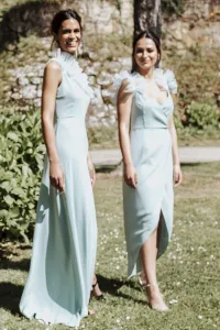 Vestido largo para boda asimetrico en verde agua con volante