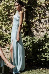 Vestido largo para boda asimetrico en verde agua con volante