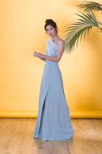Vestido largo para boda asimetrico en verde agua con volante