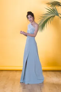 Vestido largo para boda asimetrico en verde agua con volante