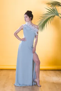 Vestido largo para boda asimetrico en verde agua con volante