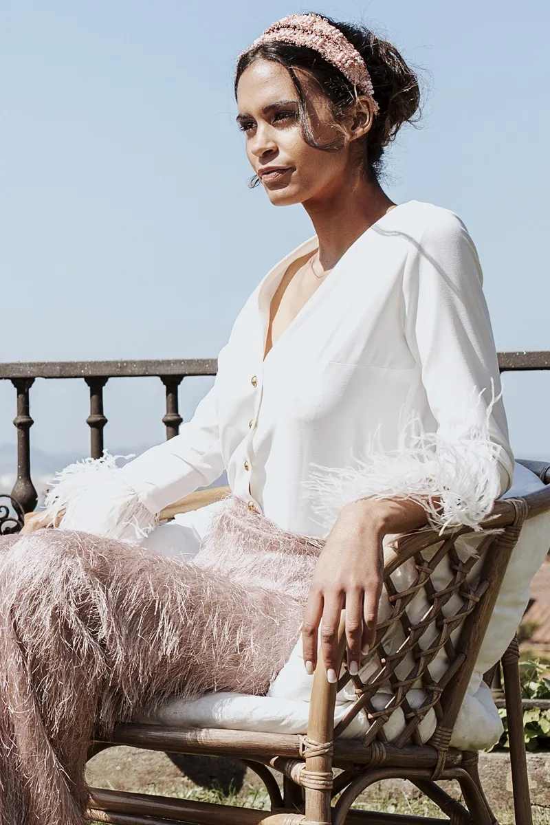 Blusa de fiesta blanca con escote en pico manga larga y plumas en