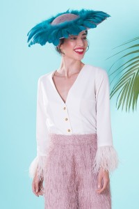 Blusa de fiesta blanca con escote en pico manga larga y plumas en