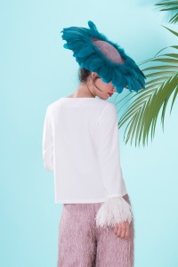 Blusa de fiesta blanca con escote en pico manga larga y plumas en