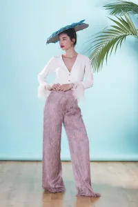 Blusa de fiesta blanca con escote en pico manga larga y plumas en