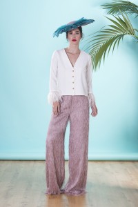 Blusa de fiesta blanca con escote en pico manga larga y plumas en