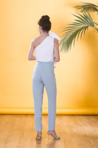 Pantalon pitillo verde agua con volante de plumetti para invitadas