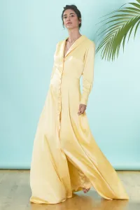 Vestido camisero largo con cuello esmoquin en saten amarillo para