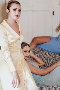 Vestido camisero largo con cuello esmoquin en saten amarillo para