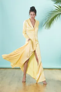 Vestido camisero largo con cuello esmoquin en saten amarillo para