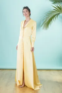 Vestido camisero largo con cuello esmoquin en saten amarillo para