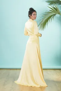 Vestido camisero largo con cuello esmoquin en saten amarillo para